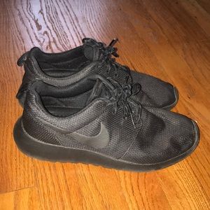 Black Nike Roshes